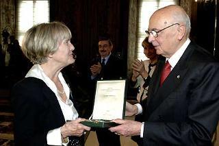 Il Presidente Giorgio Napolitano consegna l'Onorificenza di Grande Ufficiale dell'Ordine &quot;Al Merito della Repubblica&quot; alla Signora Giuliana Massari