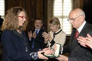 Il Presidente Giorgio Napolitano consegna l'Onorificenza di Cavaliere dell'Ordine &quot;Al Merito della Repubblica&quot; alla Signora Elena Miroglio