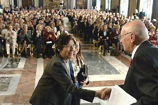 Il Presidente Giorgio Napolitano saluta Susanna Benvenuti Scorza, rappresentante dell'iniziativa &quot;Nonne per le Donne&quot; in occasione della celebrazione della &quot;Festa della Donna&quot;