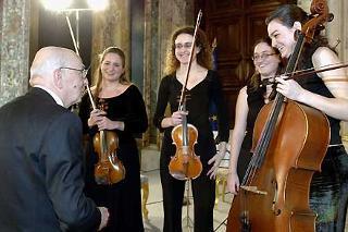 Il Presidente Giorgio Napolitano si intrattiene con le musiciste del &quot;Quartetto di Firenze&quot; al termine della loro esibizione, in occasione della celebrazione della &quot;Festa della Donna 2007&quot;