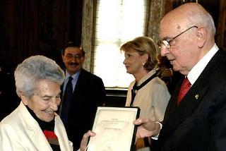 Il Presidente Giorgio Napolitano consegna l'Onorificenza di Grande Ufficiale dell'Ordine &quot;Al Merito della Repubblica&quot; alla Dott.ssa Luciana Viviani
