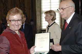 Il Presidente Giorgio Napolitano consegna l'Onorificenza di Commendatore dell'Ordine &quot;Al Merito della Repubblica&quot; alla Dott.ssa Silvia Franceschi