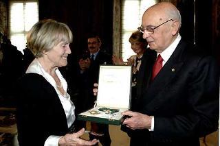 Il Presidente Giorgio Napolitano consegna l'onorificenza di Grande Ufficiale dell'Ordine &quot;Al Merito della Repubblica&quot; alla Dott.ssa Maria Luisa Ombra