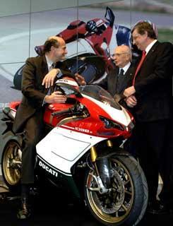 Il Presidente Giorgio Napolitano con il Ministro Bersani ed il Presidente della Ducati, Federico Minoli, con la motocicletta 1098 (Tricolore)