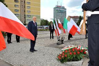 Il Presidente Giorgio Napolitano durante la deposizione di una corona di fiori al Monumento ai lavoratori caduti dei cantieri in occasione della visita di Stato nella Repubblica di Polonia