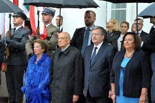 Il Presidente Giorgio Napolitano durante gli Inni Nazionali al Palazzo del Belvedere, in occasione della visita di Stato nella Repubblica di Polonia