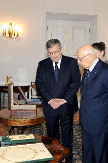 Il Presidente Giorgio Napolitano durante lo scambio di doni e decorazioni con il Presidente della Repubblica di Polonia Bronislaw Komorowski nella sala Kominkowa in occasione della visita di Stato nella Repubblica di Polonia