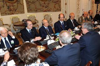 Il Presidente Giorgio Napolitano con il Presidente della Repubblica di Polonia durante i colloqui allargati alle delegazioni ufficiali