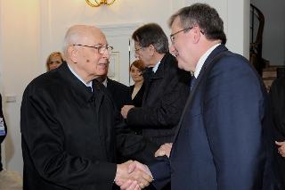 Il cordiale saluto tra il Presidente Giorgio Napolitano e il Presidente della Repubblica di Polonia Bronislaw Komorowski