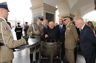 Il Presidente Giorgio Napolitano al Sacello del Milite Ignoto in occasione della visita di Stato nella Repubblica di Polonia