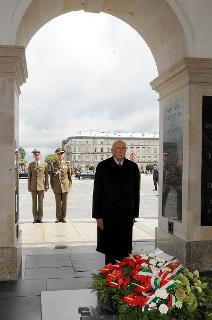 Il Presidente Giorgio Napolitano durante la deposizione di una corona di fiori al Sacello del Milite Ignoto in occasione della visita di Stato nella Repubblica di Polonia
