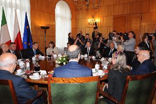 Il Presidente Giorgio Napolitano con il Primo Ministro di Polonia Donald Tusk durante i colloqui nella sala Okraglego Stolu in occasione della visita di Stato nella Repubblica di Polonia