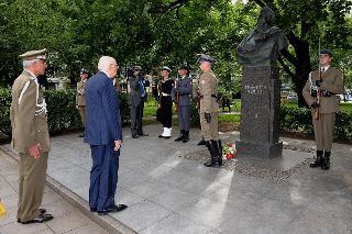 Il Presidente Giorgio Napolitano nel corso della deposizione di una corona di fiori sul monumento dedicato a Francesco Nullo in occasione della visita di Stato nella Repubblica di Polonia