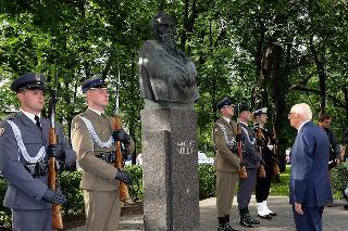 Il Presidente Giorgio Napolitano nel corso della deposizione di una corona di fiori sul monumento dedicato a Francesco Nullo in occasione della visita di Stato nella Repubblica di Polonia