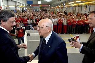 Il Presidente Giorgio Napolitano salutato dal Presidente della Ducati, Federico Minoli, al termine dell'indirizzo di saluto alle maestranze.