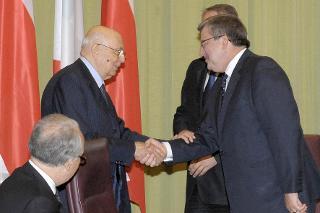 Il Presidente Giorgio Napolitano al termine del suo intervento al Forum di imprenditori viene salutato dal Presidente della Repubblica di Polonia Bronislaw Komorowski