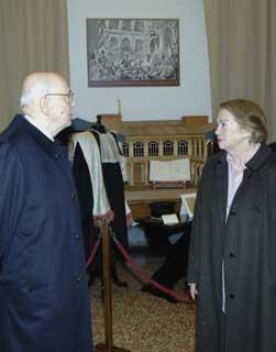Il Presidente Giorgio Napolitano con la moglie Clio durante la visita all'Aula Carducci