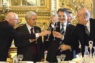 Il Presidente Giorgio Napolitano brinda con Valery Giscard D'Estaing, Romano Prodi e Franco Marini in occasione dell'indirizzo di saluto ai presenti durante la colazione al Quirinale