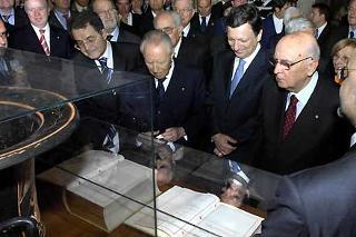 Il Presidente Giorgio Napolitano, con a fianco Josè Manuel Barroso, Presidente della Commissione Europea, il Presidente Carlo Azeglio Ciampi e il Presidente del Consiglio Romano Prodi, visita la Mostra &quot;Capolavori dell'arte europea&quot;.