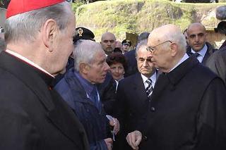 Il Presidente Giorgio Napolitano con alcuni familiari delle vittime delle Fosse Ardeatine in occasione della cerimonia commemorativa del 63° anniversario dell'eccidio