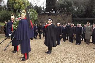 Il Presidente Giorgio Napolitano durante la deposizione di una corona di alloro sulla lapide delle Cave Ardeatine in occasione della cerimonia commemorativa del 63° anniversario dell'eccidio delle Fosse Ardeatine