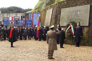 Il Presidente Giorgio Napolitano depone una corona di alloro sulla lapide delle Cave Ardeatine in occasione della cerimonia commemorativa del 63° anniversario dell'eccidio delle Fosse Ardeatine
