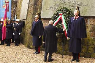 Il Presidente Giorgio Napolitano in raccoglimento dopo aver deposto una corona di alloro sulla lapide delle Cave Ardeatine in occasione della cerimonia commemorativa del 63° anniversario dell'eccidio delle Fosse Ardeatine