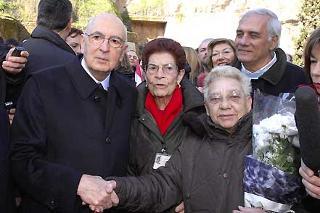 Il Presidente Giorgio Napolitano con alcuni familiari delle vittime delle Fosse Ardeatine dopo aver deposto una corona d'alloro in occasione della cerimonia commemorativa del 63° anniversario dell'eccidio