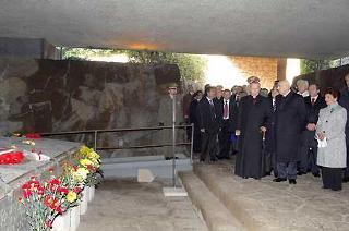 Il Presidente Giorgio Napolitano durante la visita al Sacrario, in occasione della cerimonia commemorativa del 63° anniversario dell'eccidio