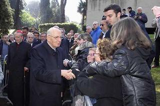Il Presidente Giorgio Napolitano saluta alcuni familiari delle vittime delle Fosse Ardeatine al termine della cerimonia commemorativa del 63° anniversario dell'eccidio
