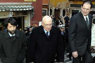 Il Presidente Giorgio Napolitano, durante la breve passeggiata, accompagnato dal Sindaco Cacciari e dal Presidente della Regione Galan