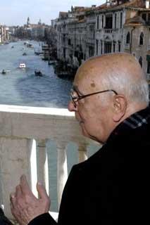 Il Presidente Giorgio Napolitano sullo sfondo il Canal Grande, durante la visita all'Università degli Studi Cà Foscari
