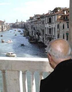 Il Presidente Giorgio Napolitano osserva il Canal Grande dalla sede dell'Università degli Studi di Cà Foscari, prima dell'incontro con i Rettori delle Univerità del Triveneto.