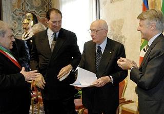Il Presidente Giorgio Napolitano con da sinistra, il Sindaco Gian Paolo Gobbo, il Presidente della Regione Giancarlo Galan ed il moderatore Ferruccio De Bortoli, al termine del convegno degli imprenditori del Nord- Est