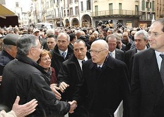 Il Presidente Giorgio Napolitano tra la gente al suo arrivo in città