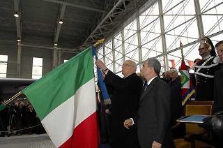 Il Presidente Giorgio Napolitano consegna la Medaglia d'Argento al Merito Civile alla Bandiera di Guerra del 41° Stormo