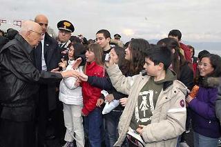 Il Presidente Giorgio Napolitano saluta i ragazzi delle Scuole medie locali, al termine della cerimonia in occasione della celebrazione dell'84° anniversario di fondazione dell'Aeronautica Militare
