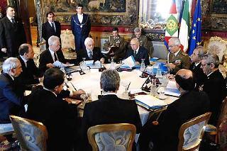 Il Presidente Giorgio Napolitano mentre presiede il Consiglio supremo di difesa al Quirinale