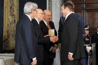 Il Presidente Giorgio Napolitano durante la consegna dell'insegna di Cavaliere del Lavoro a Marco Bonometti, Industria metalmeccanica Lombardia