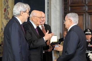 Il Presidente Giorgio Napolitano durante la consegna dell'insegna di Cavaliere del Lavoro a Luigi Francavilla, Industria ottica Veneto