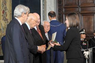 Il Presidente Giorgio Napolitano durante la consegna degli attestati d'onore e delle medaglie d'argento a ricordo della cerimonia ai nuovi Alfieri del Lavoro