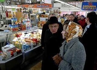 Il Presidente Giorgio Napolitano durante la visita, in forma privata, al mercato della città.