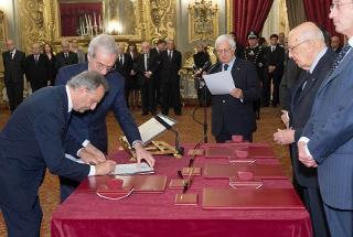 Il Presidente Giorgio Napolitano con il nuovo Giudice della Corte costituzionale Giancarlo Coraggio, nel corso della cerimonia di giuramento