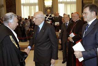 Il Presidente Giorgio Napolitano con a fianco il Presidente del Consiglio Romano Prodi saluta il nuovo Presidente della Corte dei conti, Tullio Lazzaro, al termine della cerimonia di insediamento.
