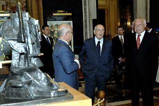 Il Presidente Giorgio Napolitano con Vaclav Klaus in visita alla Mostra &quot;Capolavori dell'Arte Europea&quot;, osservano un busto di bronzo dell'artista ceco Otto Gutfreund