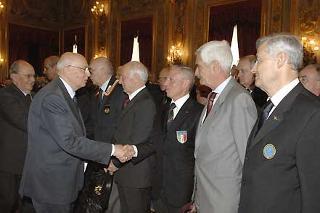 Il Presidente Giorgio Napolitano al termine della cerimonia saluta alcuni esponenti delle Associazioni Combattentistiche e d'Arma