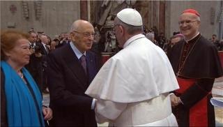 Il Presidente Giorgio Napolitano e la signora Clio salutano Papa Francesco