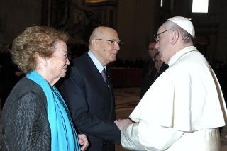 Il Presidente Giorgio Napolitano e la Signora Clio con Papa Francesco in occasione della celebrazione eucaristica per l'inizio del Ministero Petrino del Vescovo di Roma