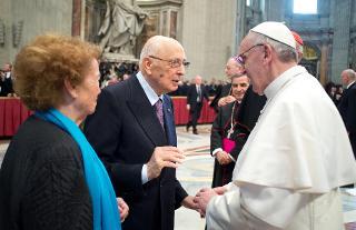 Il Presidente Giorgio Napolitano e la Signora Clio con Papa Francesco in occasione della celebrazione eucaristica per l'inizio del Ministero Petrino del Vescovo di Roma