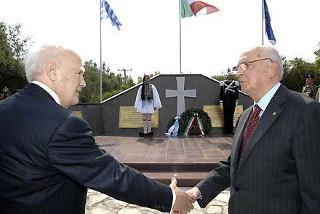 I Presidenti della Repubblica Italiana ed Ellenica Giorgio Napolitano e Karolos Papoulias, davanti al Monumento ai Caduti della Divisione Aqui